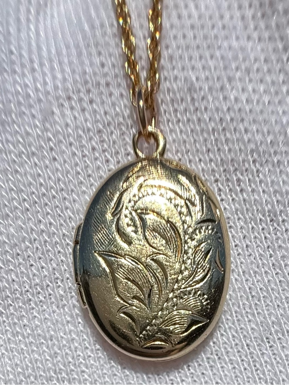 14k Solid Gold Vintage Oval Locket Necklace Engraved Floral Pendant!